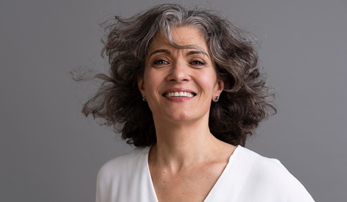 ¿Es posible revertir las canas y dejar de tener el pelo blanco?